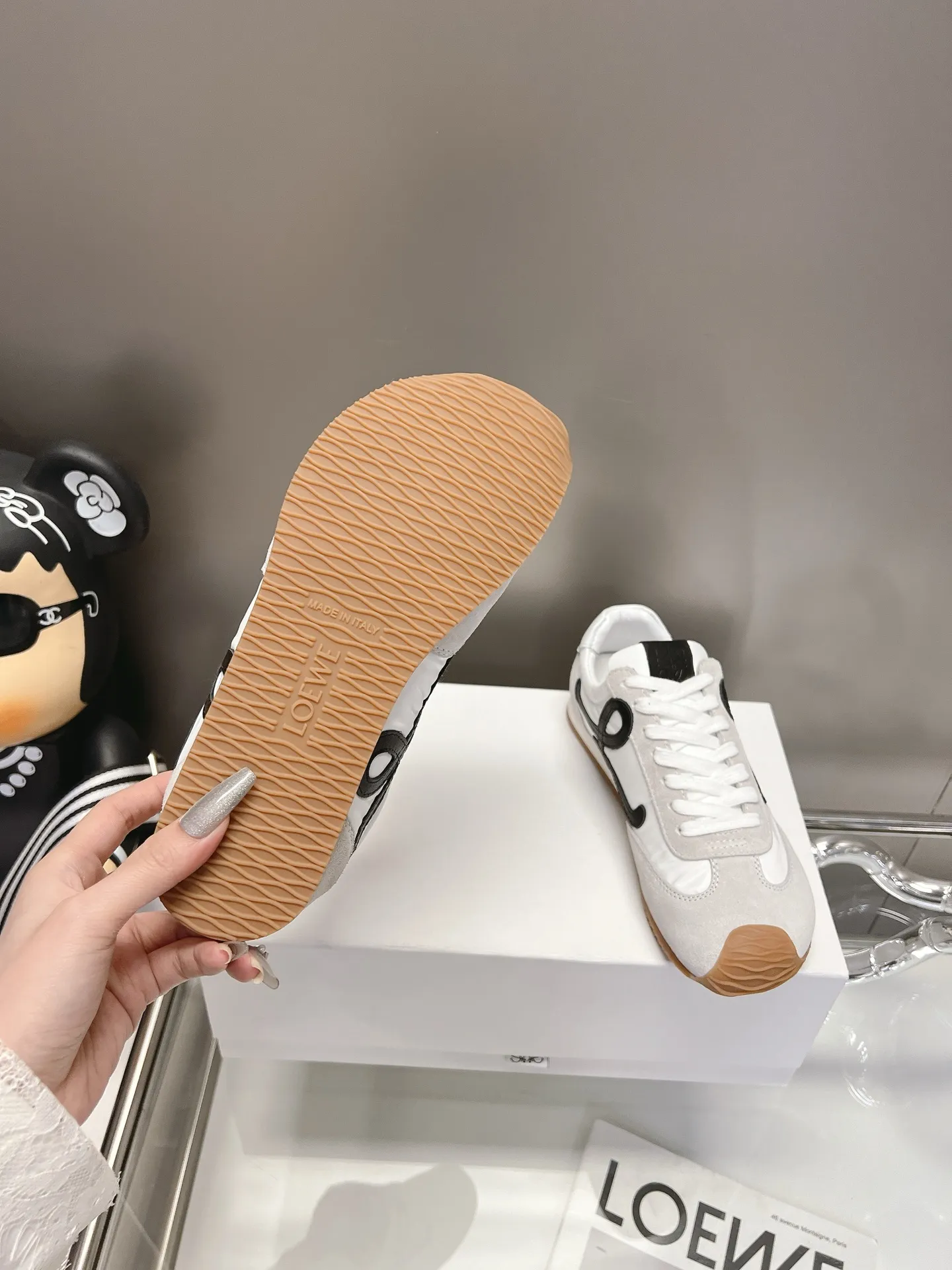 👟👟Ex-factory price 540👟👟 Original BALLET RUNNER2.0 Loewe ballet shoes! Asymmetrical toe shape, Loewe's signature design! Super soft, light and flexible wave pattern original T👟👟factory price U bottom, (not ordinary rubber bottom) original cover last + strong top craftsmanship wrapping feeling, first-class comfort! The 3D injection molded rubber LOEWE logo on the heel gives this shoe a retro and elegant interpretation, and incorporates modernity and LOEWE's unique style. There are so many colors and pictures will be updated one after another. Code number: 35-40 (41 customized)